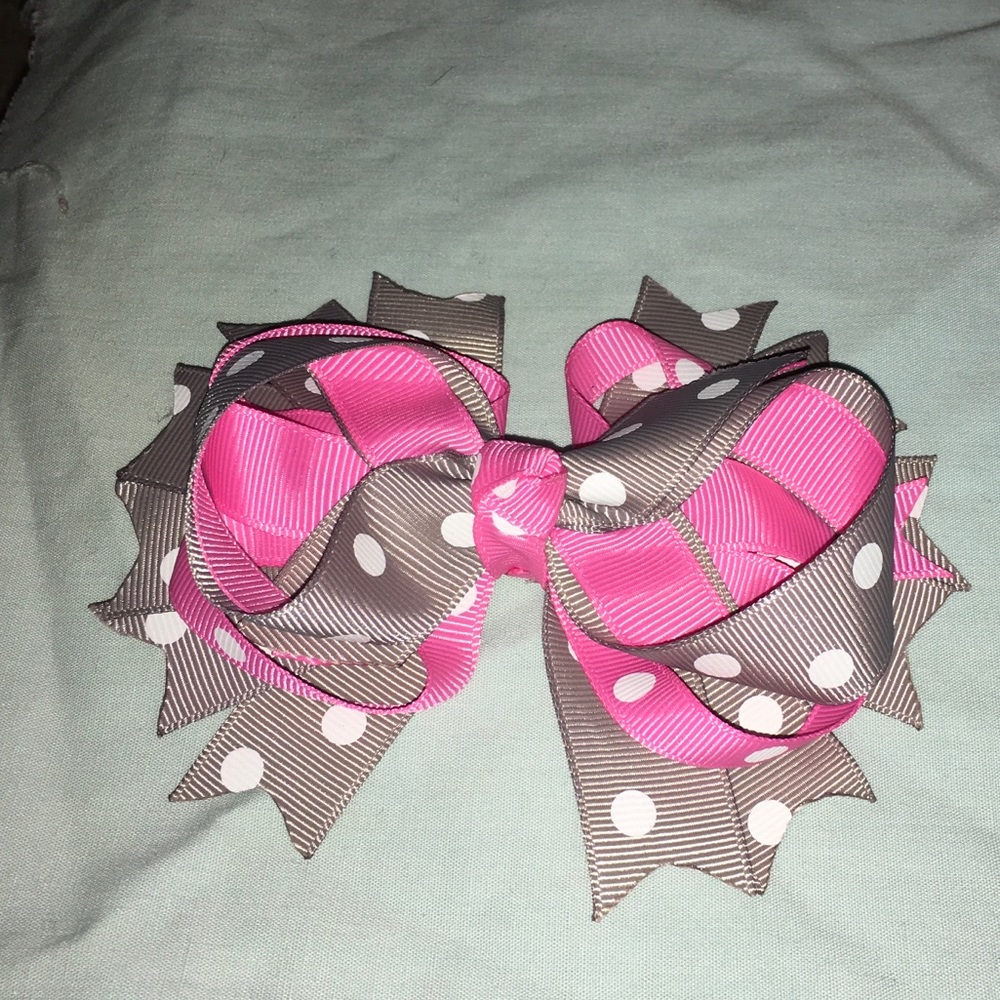 Pink 🎀 w/ gray polka dot bow